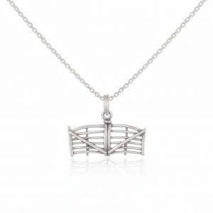 Colgante en plata de ley inspirado en la tradicional barrera menorquina. Una pieza minimalista y llena de identidad para llevar la esencia de Menorca siempre contigo.