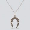 Colgante de herradura en plata de ley, símbolo de protección y buena suerte. Pensado para amantes de los caballos, jinetes y quienes recorren el Camí de Cavalls en Menorca.